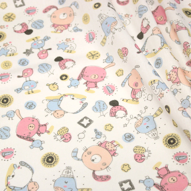 Tissu cotonnade enfant aux animaux de la forêt en hiver rose et bleu sur fond blanc