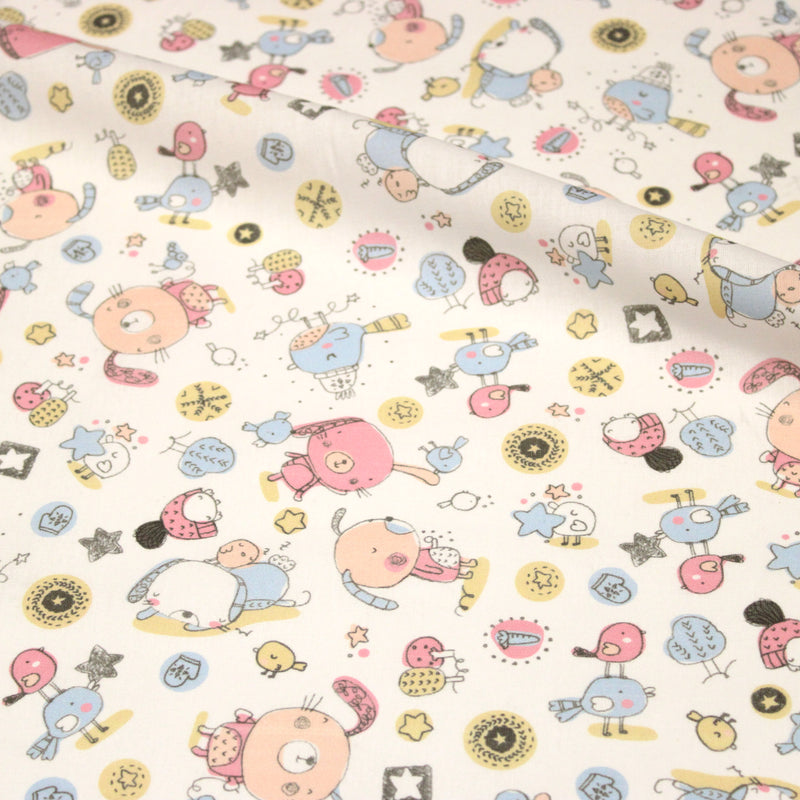 Tissu cotonnade enfant aux animaux de la forêt en hiver rose et bleu sur fond blanc