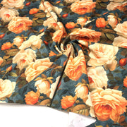 Tissu gabardine coton imprimée floral aux roses oranges et corail, fond bleu canard faux - uni - TissusPapi.com