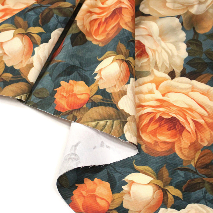 Tissu gabardine coton imprimée floral aux roses oranges et corail, fond bleu canard faux - uni - TissusPapi.com