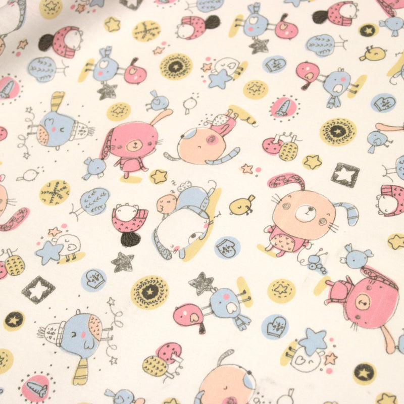 Tissu cotonnade enfant aux animaux de la forêt en hiver rose et bleu sur fond blanc