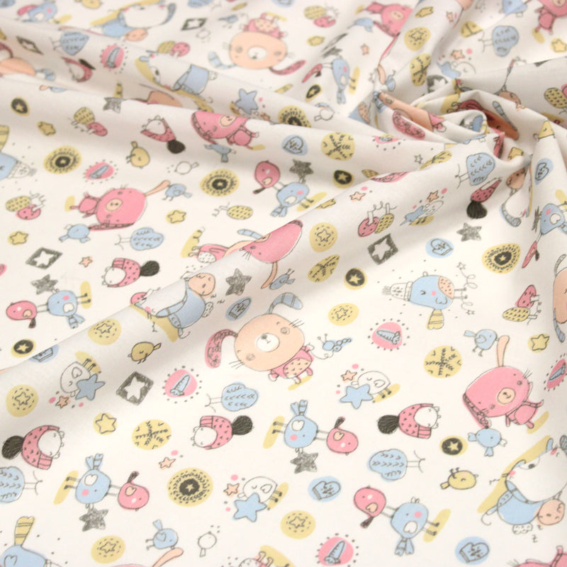 Tissu cotonnade enfant aux animaux de la forêt en hiver rose et bleu sur fond blanc