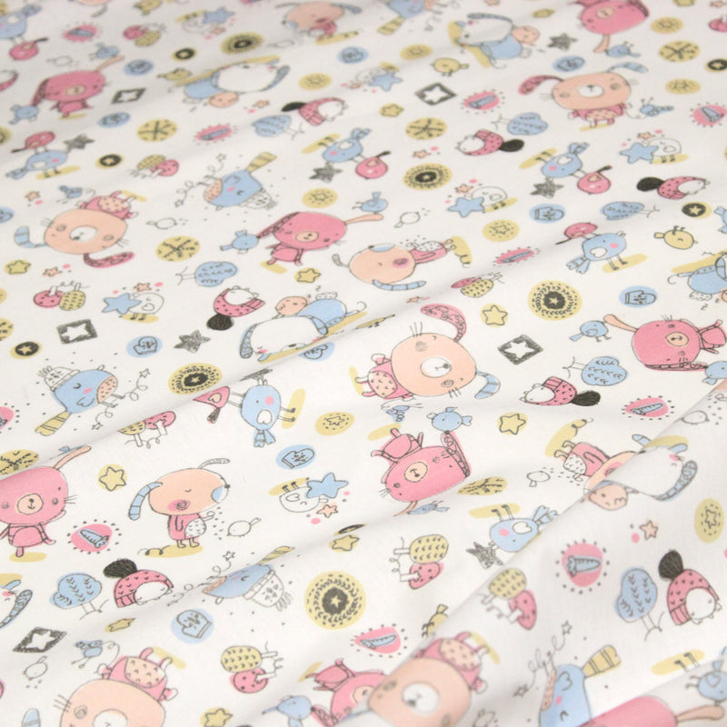 Tissu cotonnade enfant aux animaux de la forêt en hiver rose et bleu sur fond blanc