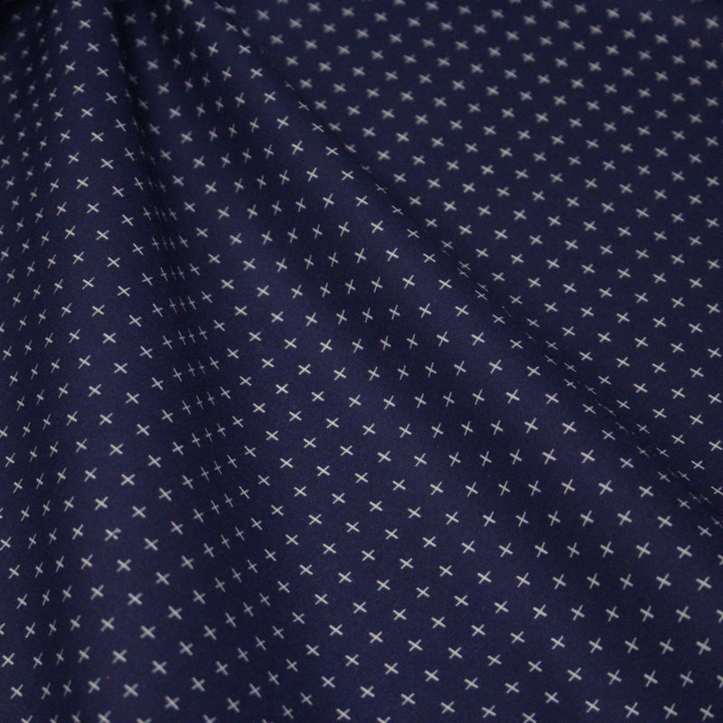 Tissu cotonnade motif japonais KA - KASURI, aux fines croix écrues, fond bleu indigo - TissusPapi.com