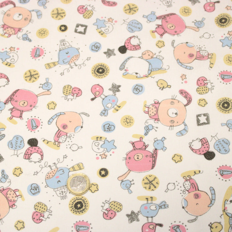 Tissu cotonnade enfant aux animaux de la forêt en hiver rose et bleu sur fond blanc