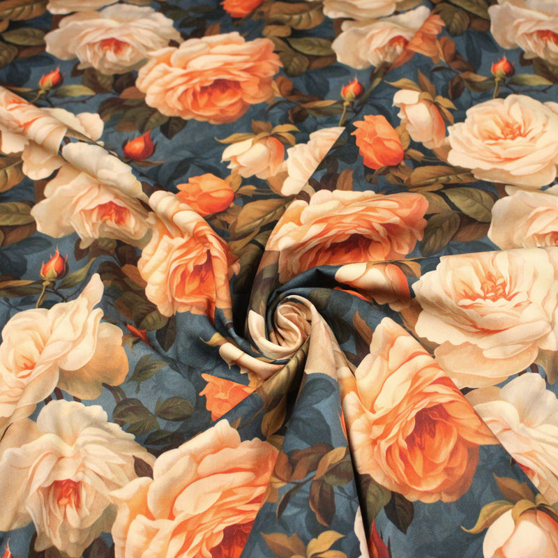 Tissu gabardine coton imprimée floral aux roses oranges et corail, fond bleu canard faux - uni - TissusPapi.com