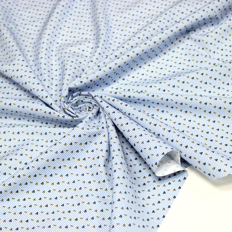 Tissu cotonnade enfant à fines rayures bleu ciel et petits triangles noirs et ocre
