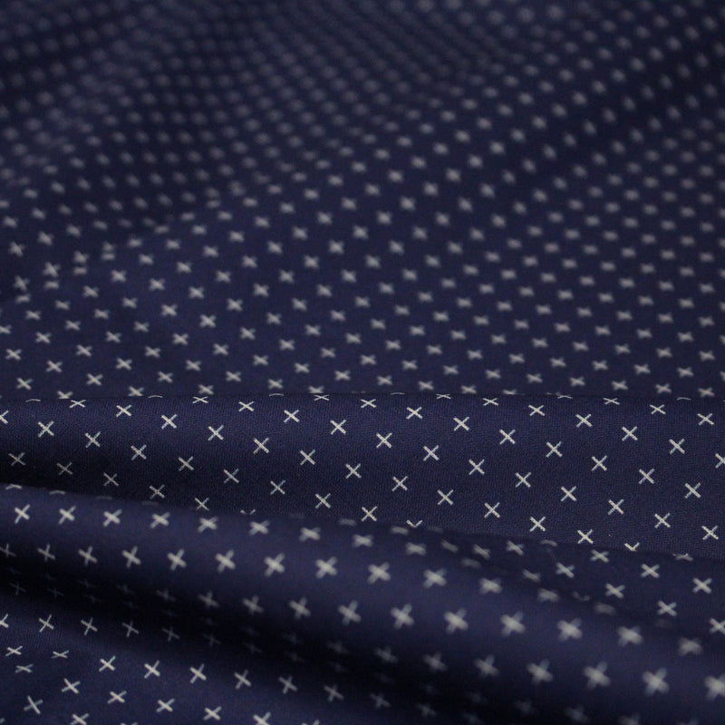 Tissu cotonnade motif japonais KA - KASURI, aux fines croix écrues, fond bleu indigo - TissusPapi.com