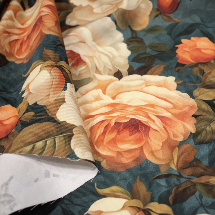 Tissu gabardine coton imprimée floral aux roses oranges et corail, fond bleu canard faux - uni - TissusPapi.com