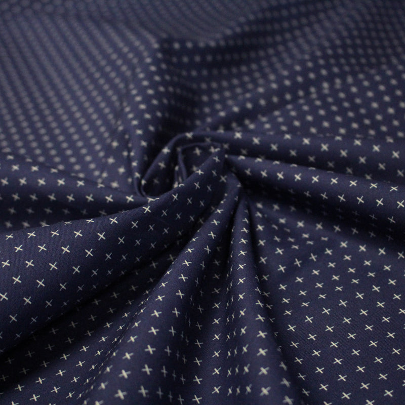 Tissu cotonnade motif japonais KA - KASURI, aux fines croix écrues, fond bleu indigo - TissusPapi.com