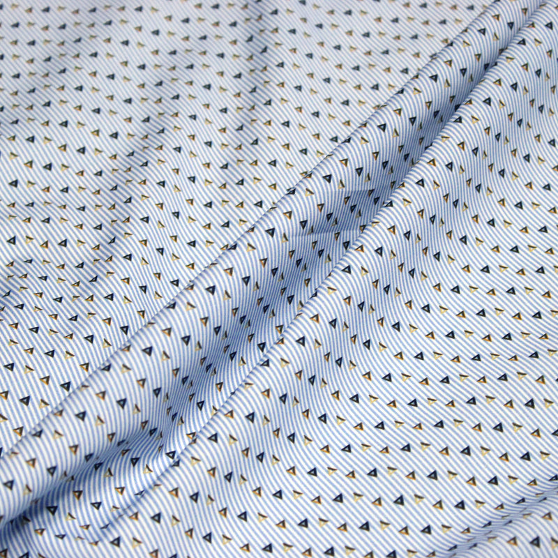 Tissu cotonnade enfant à fines rayures bleu ciel et petits triangles noirs et ocre