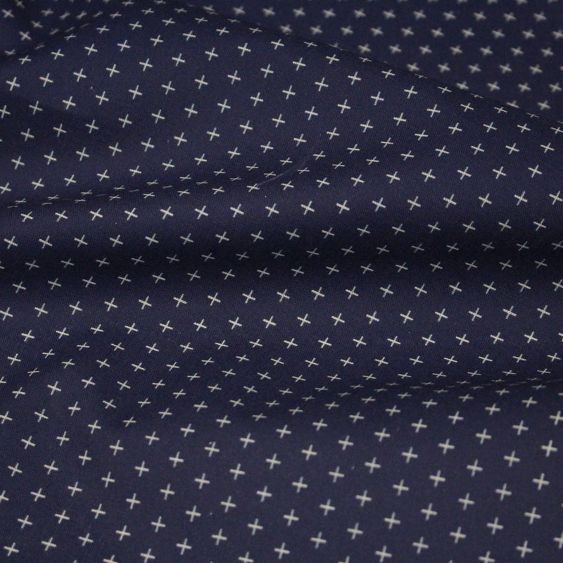 Tissu cotonnade motif japonais KA - KASURI, aux fines croix écrues, fond bleu indigo - TissusPapi.com