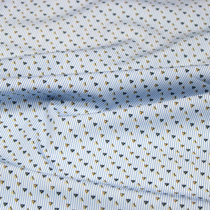 Tissu cotonnade enfant à fines rayures bleu ciel et petits triangles noirs et ocre