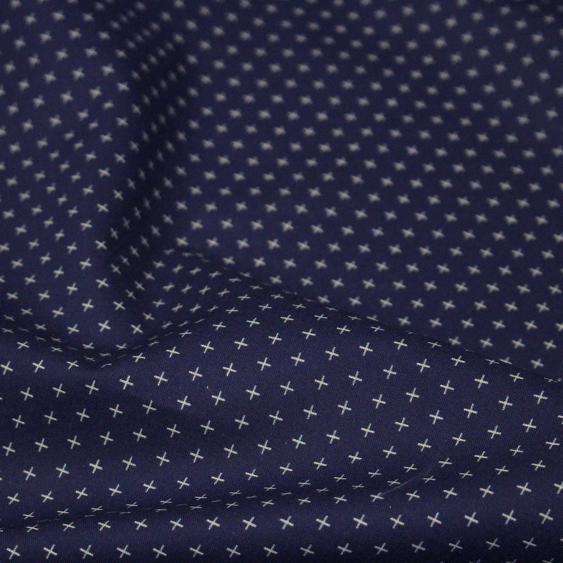 Tissu cotonnade motif japonais KA - KASURI, aux fines croix écrues, fond bleu indigo - TissusPapi.com