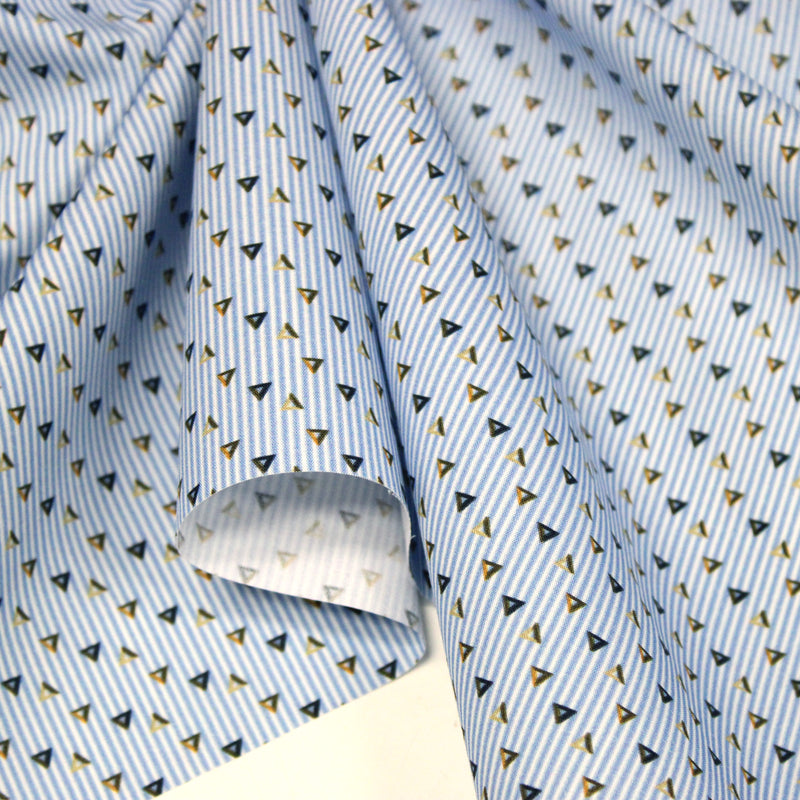Tissu cotonnade enfant à fines rayures bleu ciel et petits triangles noirs et ocre