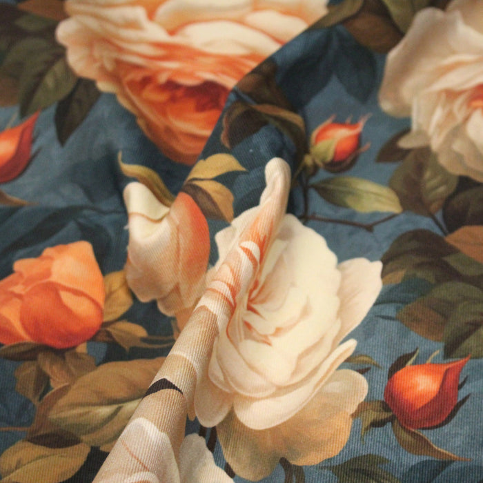 Tissu gabardine coton imprimée floral aux roses oranges et corail, fond bleu canard faux - uni - TissusPapi.com