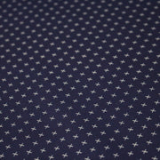 Tissu cotonnade motif japonais KA - KASURI, aux fines croix écrues, fond bleu indigo - TissusPapi.com