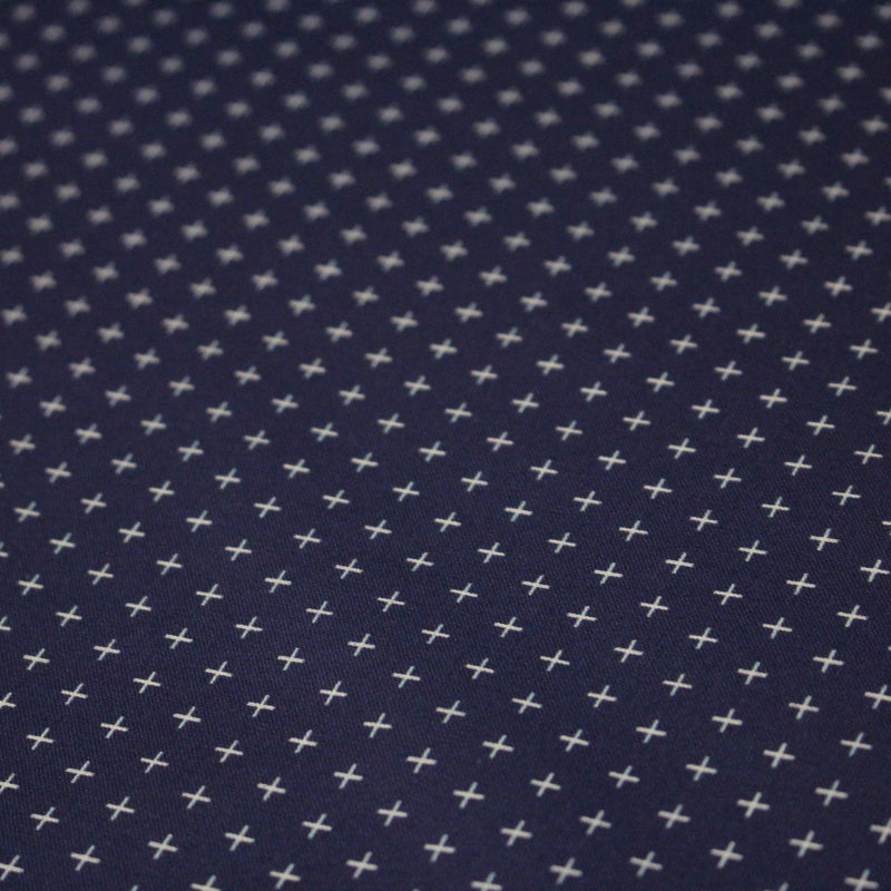 Tissu cotonnade motif japonais KA - KASURI, aux fines croix écrues, fond bleu indigo - TissusPapi.com