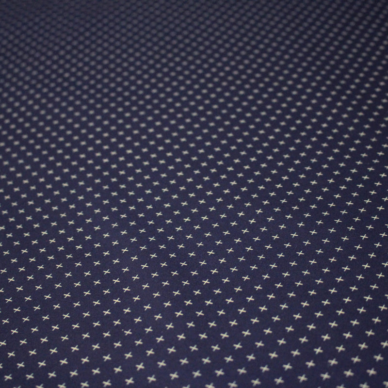 Tissu cotonnade motif japonais KA - KASURI, aux fines croix écrues, fond bleu indigo - TissusPapi.com