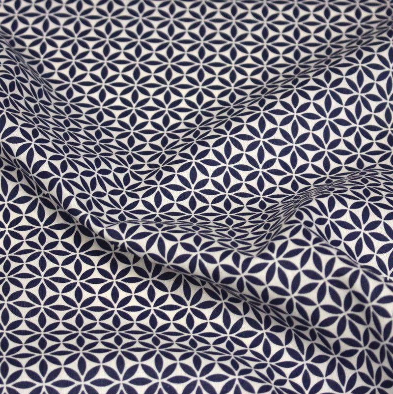Tissu cotonnade motif japonais feuilles géométriques ASANOHA, bleu indigo & écru - TissusPapi.com