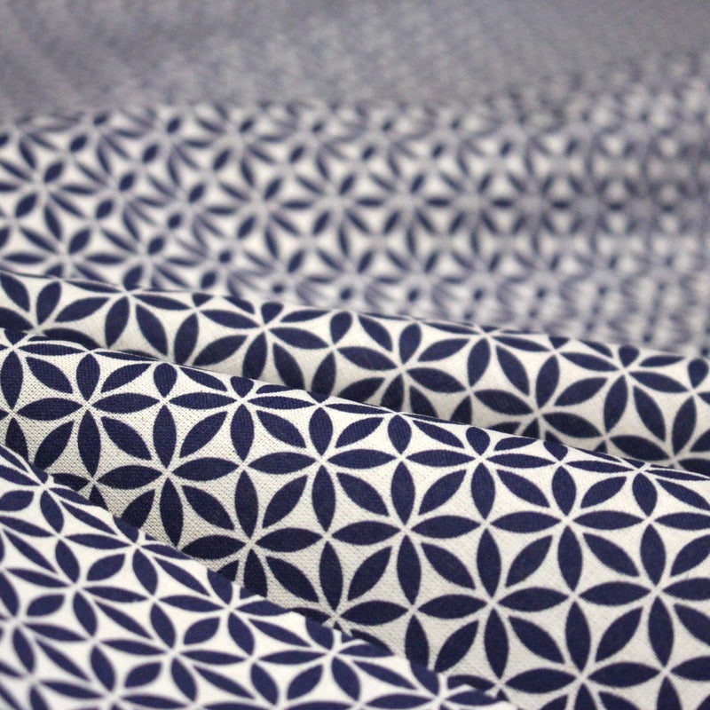Tissu cotonnade motif japonais feuilles géométriques ASANOHA, bleu indigo & écru - TissusPapi.com