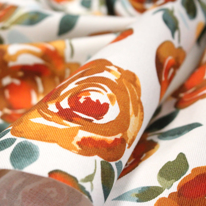Tissu gabardine coton imprimée blanc aux roses oranges façon aquarelle - TissusPapi.com