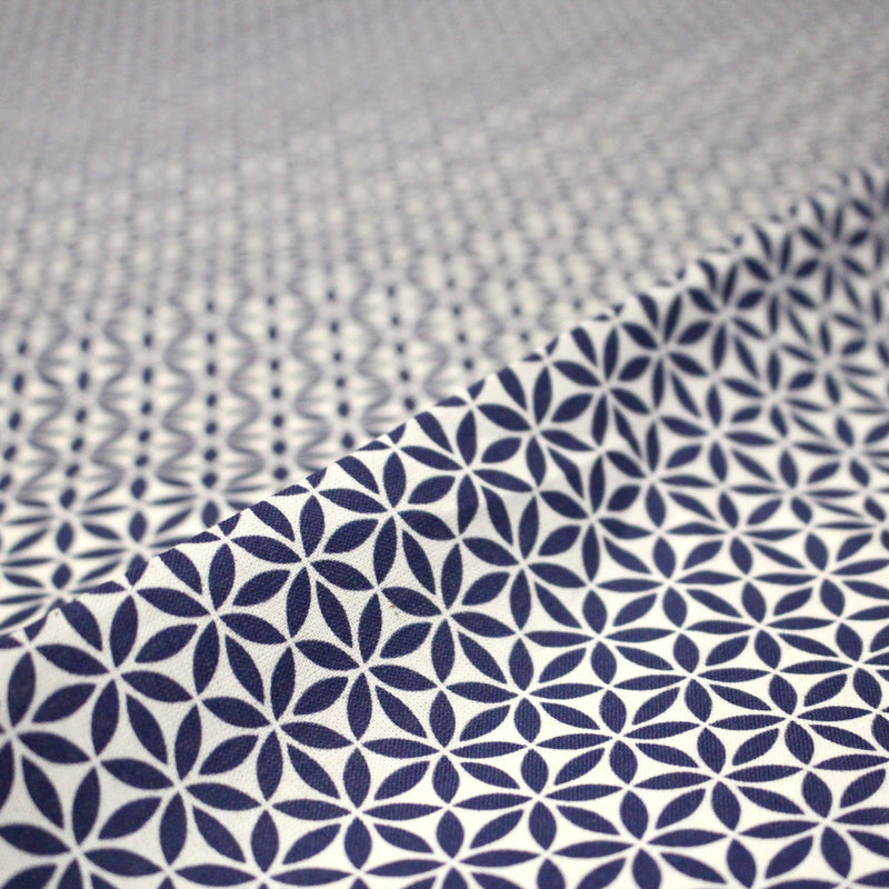 Tissu cotonnade motif japonais feuilles géométriques ASANOHA, bleu indigo & écru - TissusPapi.com