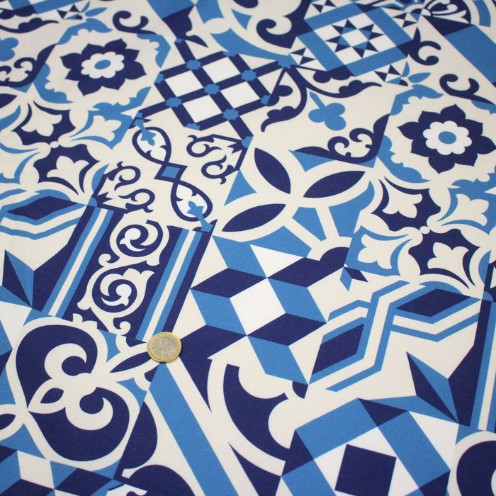 Tissu gabardine coton imprimée motif carreaux de faïence azulejos modernes, trois couleurs dispos - STANDARD 100 OEKO - TEX - TissusPapi.com