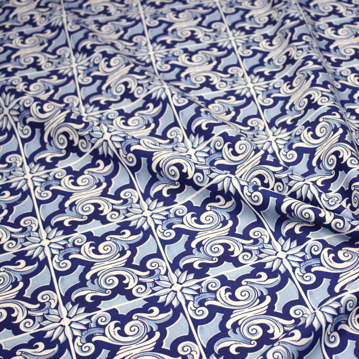 Tissu gabardine coton imprimée motif anciens carreaux de faïence bleus, azulejos - STANDARD 100 OEKO - TEX - TissusPapi.com