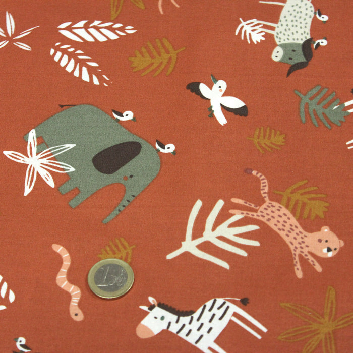 Tissu de coton KAWAII la savane aux éléphants, buffles, léopard et zèbres, fond rouille - OEKO-TEX