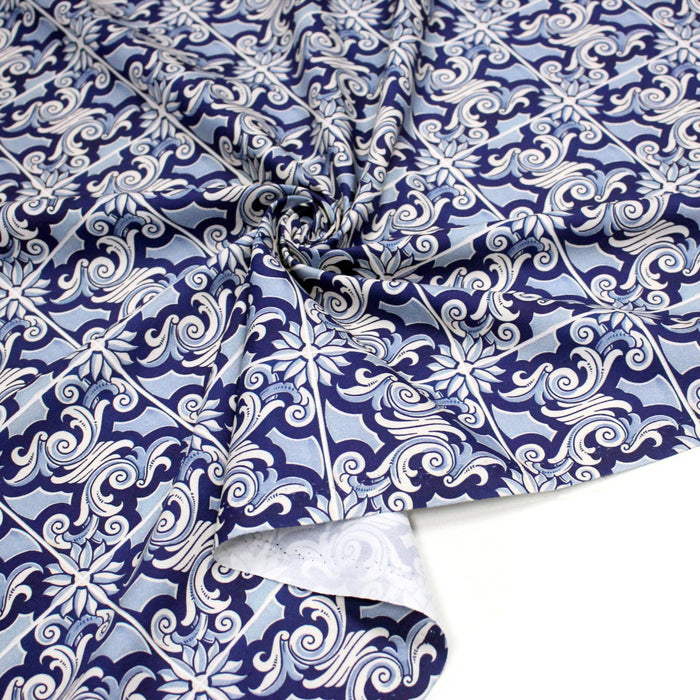 Tissu gabardine coton imprimée motif anciens carreaux de faïence bleus, azulejos - STANDARD 100 OEKO - TEX - TissusPapi.com