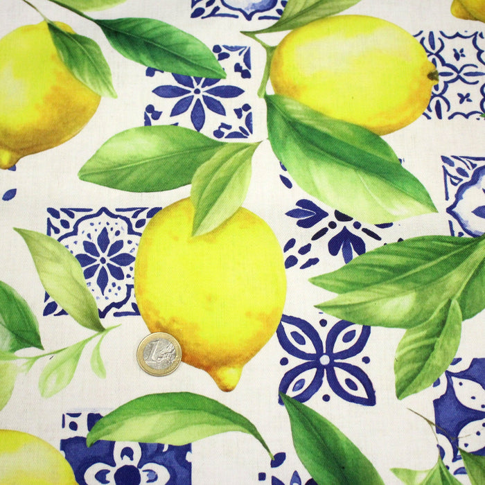 Tissu gabardine coton imprimée motif citrons jaunes & carreaux de faïence bleus - TissusPapi.com