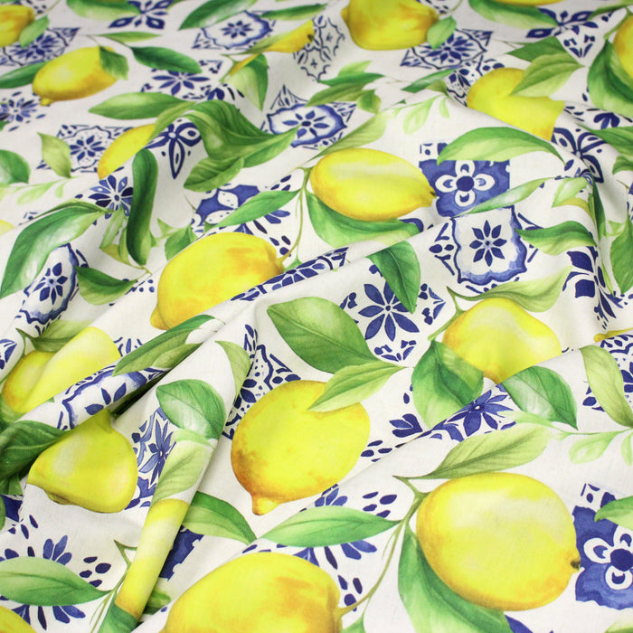 Tissu gabardine coton imprimée motif citrons jaunes & carreaux de faïence bleus - TissusPapi.com
