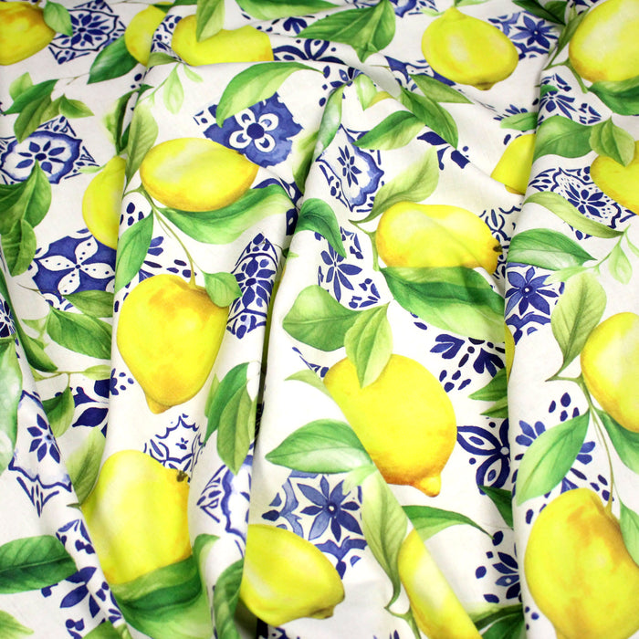 Tissu gabardine coton imprimée motif citrons jaunes & carreaux de faïence bleus - TissusPapi.com