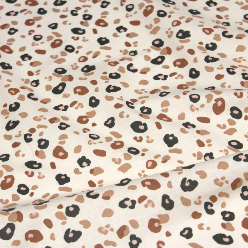 Tissu cotonnade LEOPARD, écru et taches léopard noires, roses, ocres - OEKO - TEX STANDARD 100 - TissusPapi.com