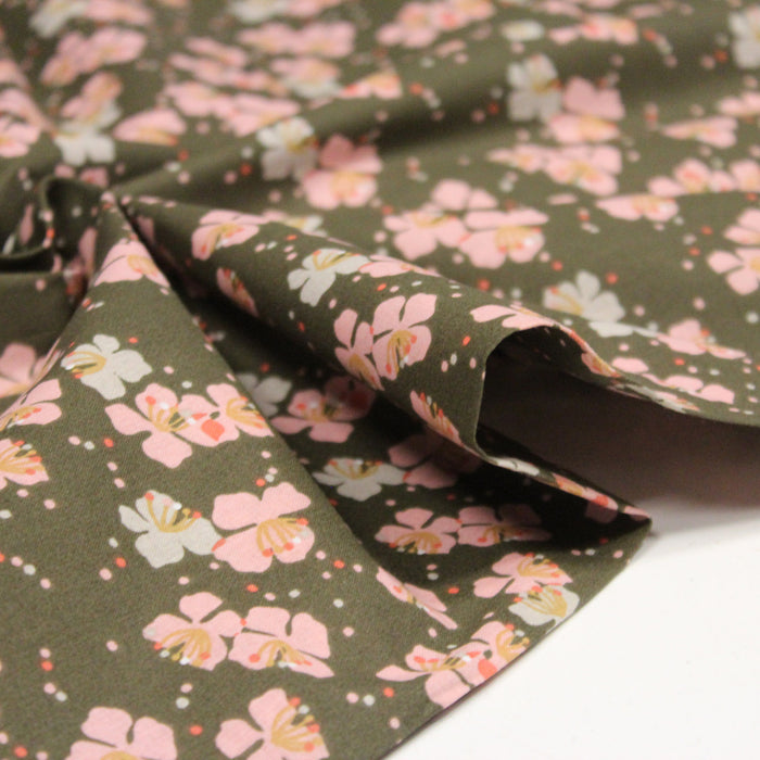 Tissu de coton marron vert kaki aux fleurs roses - COLLECTION KAMEKO - OEKO-TEX