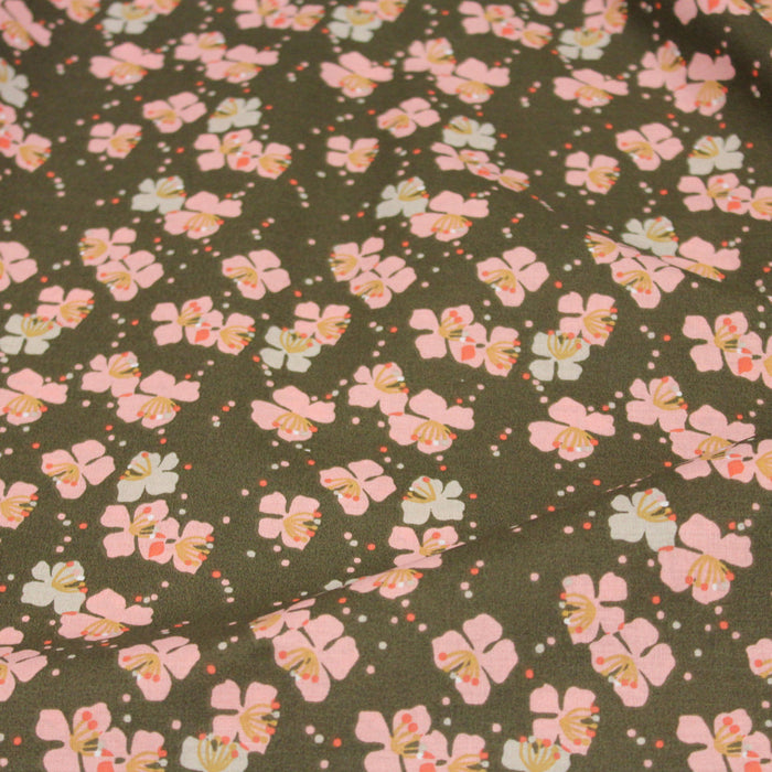 Tissu de coton marron vert kaki aux fleurs roses - COLLECTION KAMEKO - OEKO-TEX