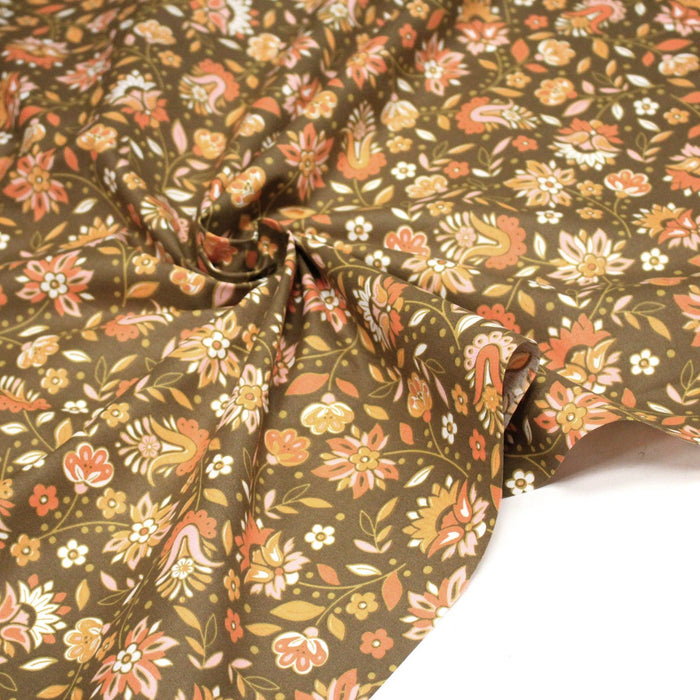 Tissu cotonnade caramel aux fleurs blanches oranges roses, tons SEVENTIES
