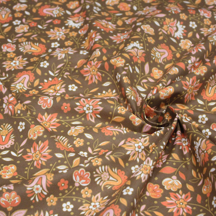 Tissu cotonnade caramel aux fleurs blanches oranges roses, tons SEVENTIES