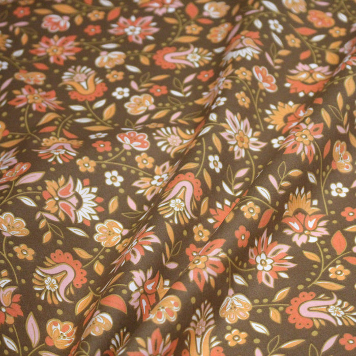 Tissu cotonnade caramel aux fleurs blanches oranges roses, tons SEVENTIES