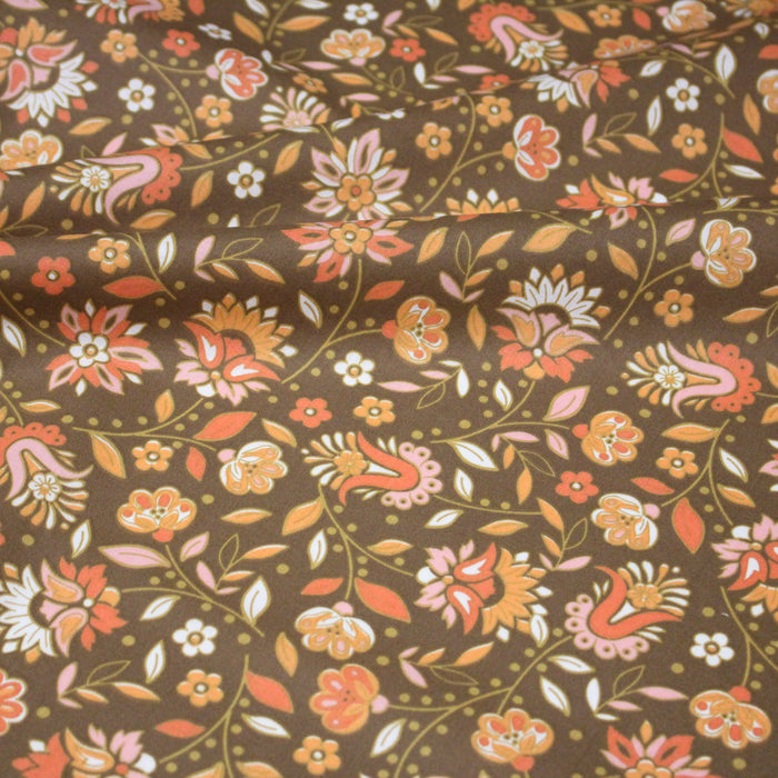Tissu cotonnade caramel aux fleurs blanches oranges roses, tons SEVENTIES