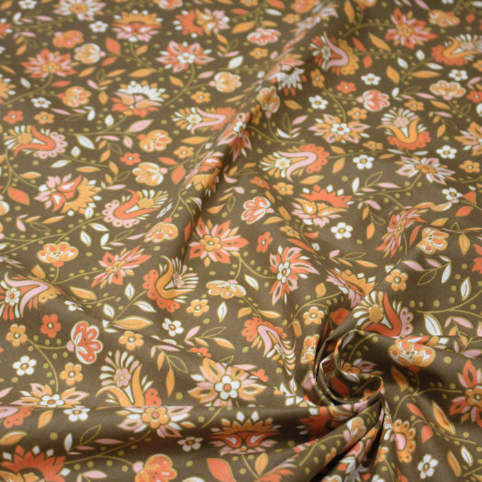 Tissu cotonnade caramel aux fleurs blanches oranges roses, tons SEVENTIES