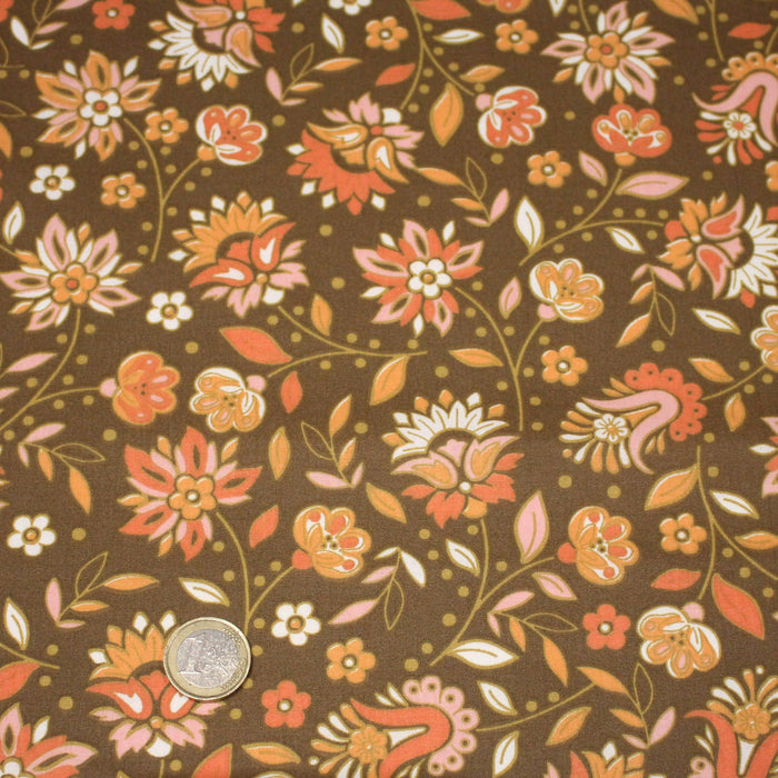 Tissu cotonnade caramel aux fleurs blanches oranges roses, tons SEVENTIES