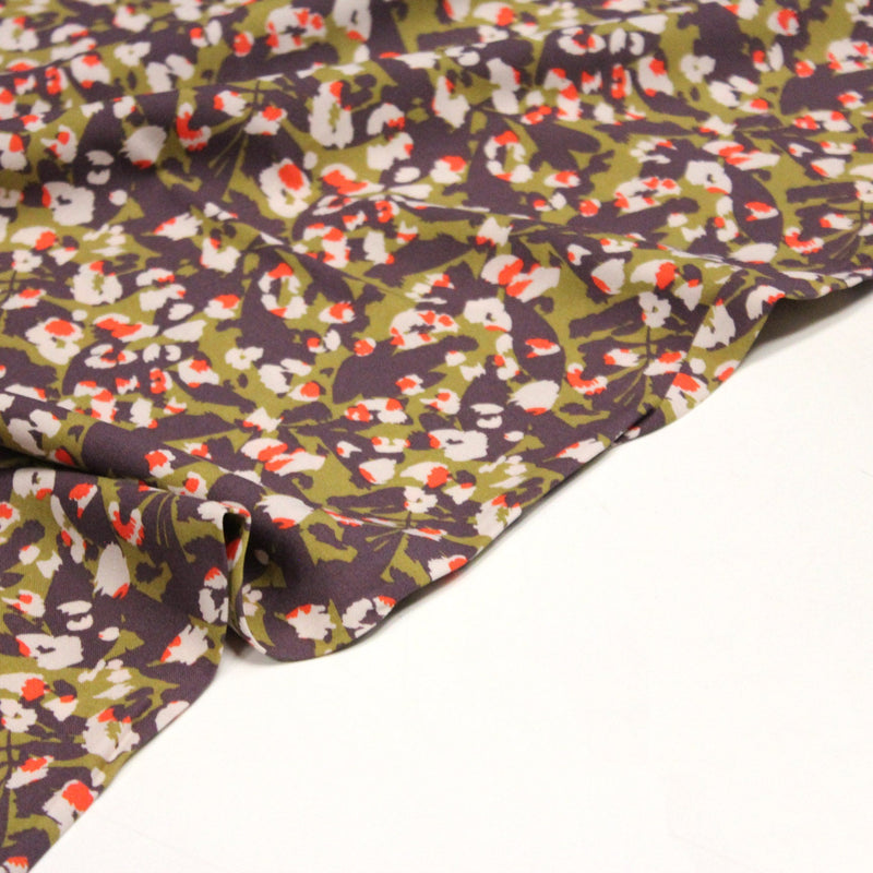 Tissu viscose fluide au feuillage abstrait vert & violet, taches écrues et oranges - OEKO-TEX STANDARD 100 - TissusPapi.com