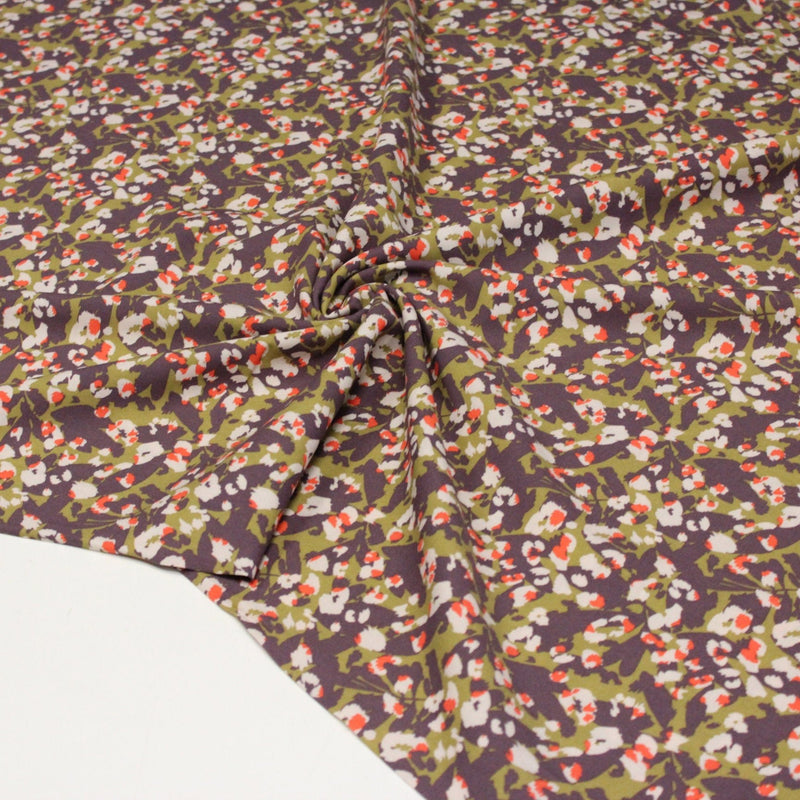Tissu viscose fluide au feuillage abstrait vert & violet, taches écrues et oranges - OEKO-TEX STANDARD 100 - TissusPapi.com