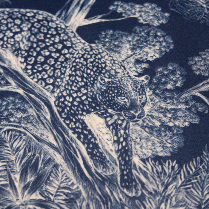 Tissu velours ras Toile de Jouy moderne bleue et blanche, forêt tropicale, singes et léopards, bleu marine & blanc - COLLECTION ANIMALIA, par la maison Thevenon