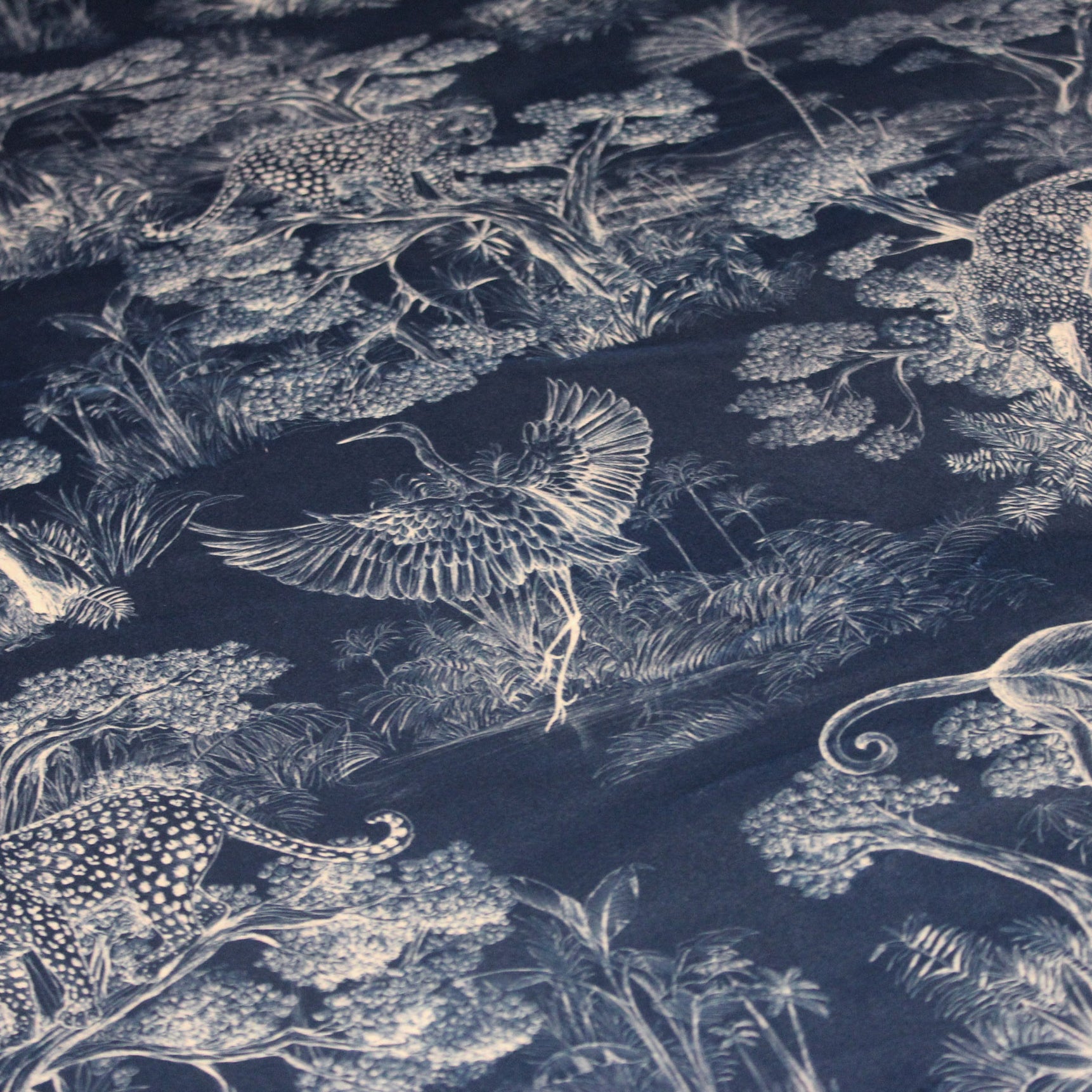 tissu-velours-ras-toile-de-jouy-moderne-bleue-et-blanche-for-t