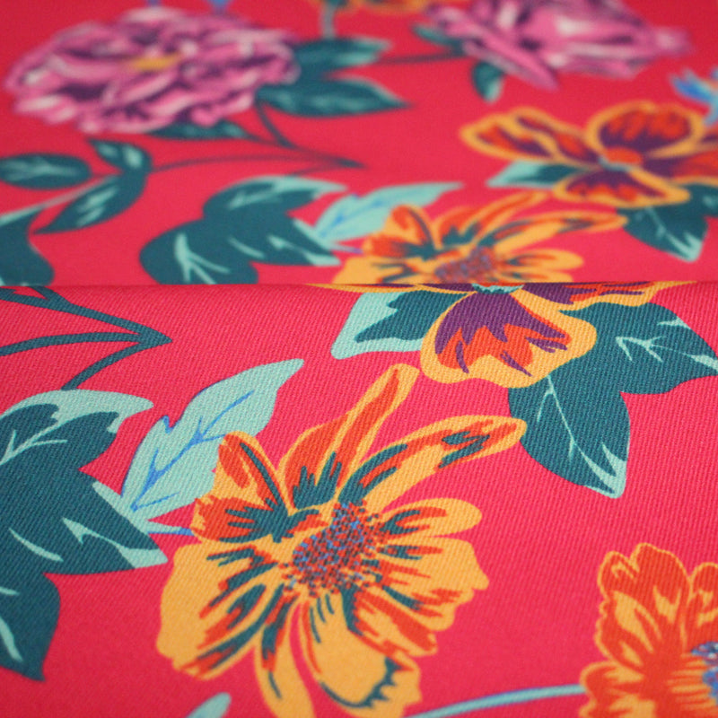 Tissu gabardine coton imprimée motif fleuri, fond fuchsia - OEKO - TEX - STUDIO ALBERTUS - TissusPapi.com