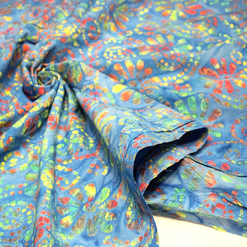 Tissu coton block print bleu aux fleurs et arabesques multicolores - MADE IN INDIA - TissusPapi.com