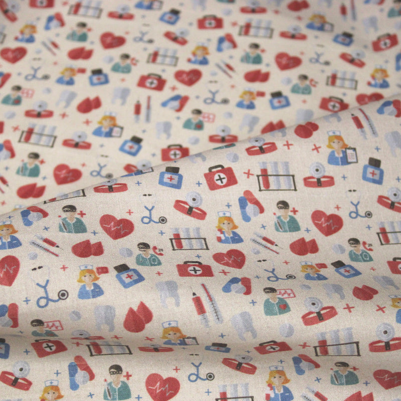 Tissu cotonnade motif médical docteurs et infirmières – fond écru